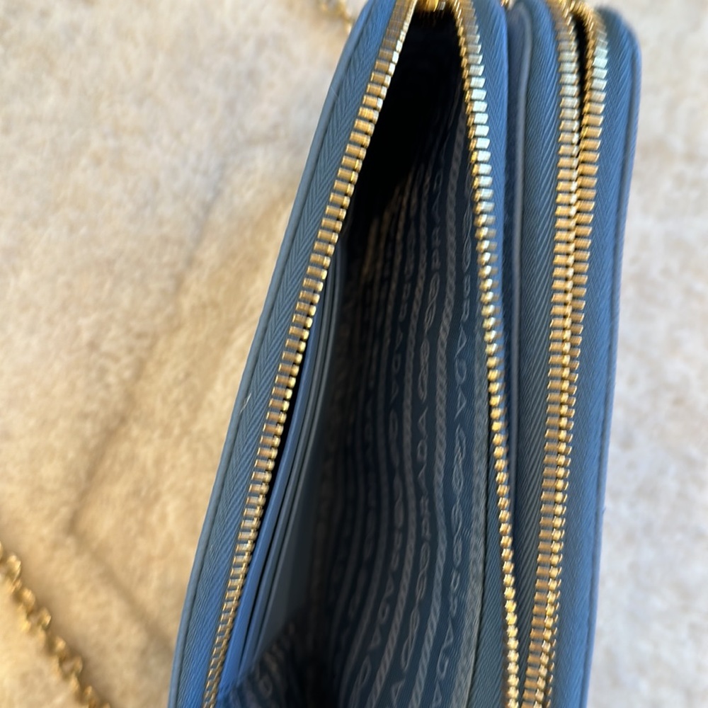 Prada saffiano wallet on chain. Never used. Perfect condition. Light blue color - Picture 6 of 8